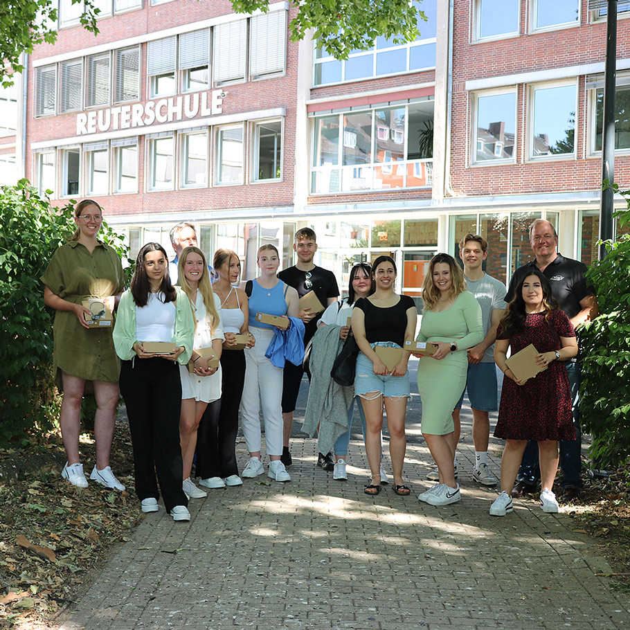 Headset-Spende für Reuterschule in Kassel